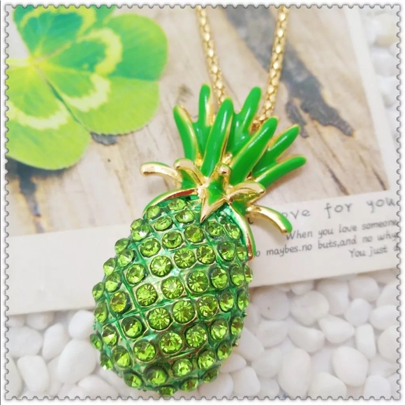 NWT green pineapple 🍍 crystal rhinestone necklace - Picture 7 of 7